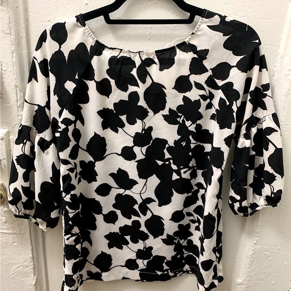 BCBG black and white floral blouse with puffy sleeves. - Picture 2 of 4